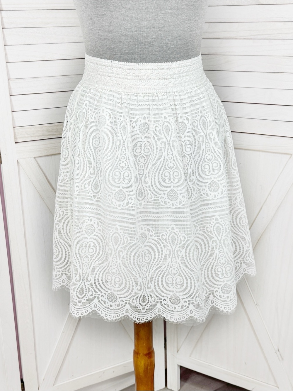 Bebe Lace Scallop Hem Mini Skirt White Medium Elastic Waist Cottagecore Layered